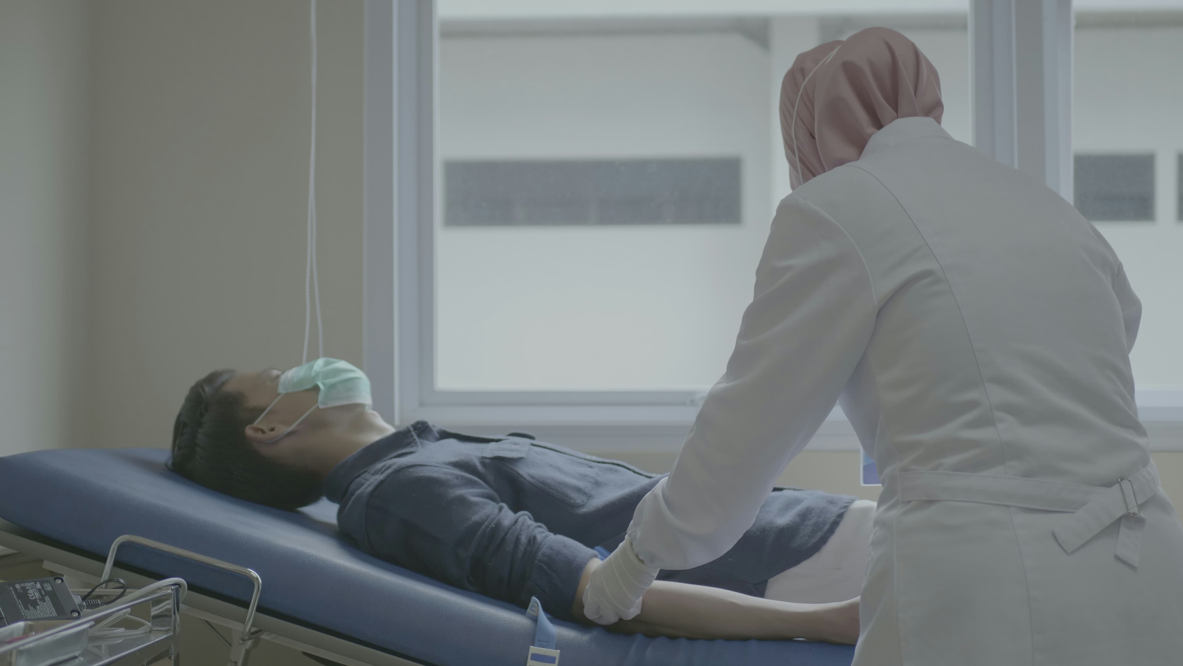 Tim medis THC Clinic saat melayani pasien